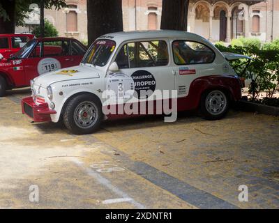 Castellarquato, Italien - 22. Juni 2024 Silberflagge Rallye, klassischer weißer und roter Fiat abarth, Nummer 3, geparkt auf Kopfsteinpflaster in einer italienischen Stadt Stockfoto