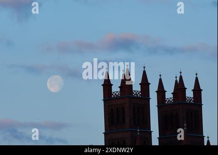 Berlin, Deutschland. Juni 2024. Der Mond untergeht über der Friedrichswerder Kirche in Berlin Mitte. Laut Wettervorhersage beginnt eine Woche mit Hochsommertemperaturen. Annette Riedl/dpa/Alamy Live News Stockfoto