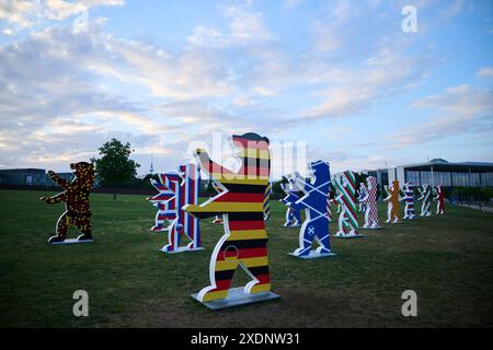 Berlin, Deutschland. Juni 2024. Berliner Bären in verschiedenen Nationalfarben stehen im Spreebogenpark anlässlich der Fußball-Europameisterschaft. Annette Riedl/dpa/Alamy Live News Stockfoto