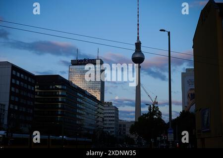 Berlin, Deutschland. Juni 2024. Der Mond untergeht hinter dem Alexanderplatz in Berlin Mitte. Laut Wettervorhersage beginnt die Woche mit Hochsommertemperaturen. Annette Riedl/dpa/Alamy Live News Stockfoto