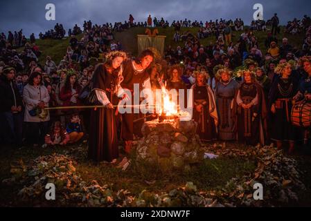 In traditioneller litauischer Kleidung bekleidete Menschen feiern den Johannisfeiertag und die Sommersonnenwende in der kleinen Stadt Kernave, etwa 40 km von Vilnius entfernt. Jonin?s, auch bekannt als St. John's Day oder Rasos, ist ein traditionelles Mittsommerfest, das in Litauen gefeiert wird. Es findet um die Sommersonnenwende statt, typischerweise in der Nacht vom 23. Auf den 24. Juni. Das fest ist tief in heidnischen Traditionen verwurzelt und ist eines der bedeutendsten und beliebtesten Feierlichkeiten in Litauen. Stockfoto