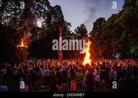 Die Menschen tanzen um das Lagerfeuer, während sie den Johannisfeiertag und die Sommersonnenwende in Vilnius feiern. Jonin?s, auch bekannt als St. John's Day oder Rasos, ist ein traditionelles Mittsommerfest, das in Litauen gefeiert wird. Es findet um die Sommersonnenwende statt, typischerweise in der Nacht vom 23. Auf den 24. Juni. Das fest ist tief in heidnischen Traditionen verwurzelt und ist eines der bedeutendsten und beliebtesten Feierlichkeiten in Litauen. Stockfoto