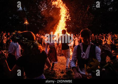 Die Menschen tanzen um das Lagerfeuer, während sie den Johannisfeiertag und die Sommersonnenwende in Vilnius feiern. Jonin?s, auch bekannt als St. John's Day oder Rasos, ist ein traditionelles Mittsommerfest, das in Litauen gefeiert wird. Es findet um die Sommersonnenwende statt, typischerweise in der Nacht vom 23. Auf den 24. Juni. Das fest ist tief in heidnischen Traditionen verwurzelt und ist eines der bedeutendsten und beliebtesten Feierlichkeiten in Litauen. Stockfoto