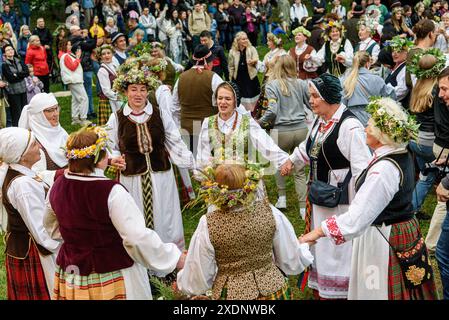 8. Juni 2024 in Kernave, Litauen: In traditioneller litauischer Kleidung tanzen Menschen, während sie den Johannisfeiertag und die Sommersonnenwende in der kleinen Stadt Kernave feiern, etwa 40 km von Vilnius entfernt. Jonin?s, auch bekannt als St. John's Day oder Rasos, ist ein traditionelles Mittsommerfest, das in Litauen gefeiert wird. Es findet um die Sommersonnenwende statt, typischerweise in der Nacht vom 23. Auf den 24. Juni. Das fest ist tief in heidnischen Traditionen verwurzelt und ist eines der bedeutendsten und beliebtesten Feierlichkeiten in Litauen. (Credit Image: © Yauhen Yerchak/SOPA Images via ZUMA Press Wire) REDAKTIONELLE VERWENDUNG O Stockfoto