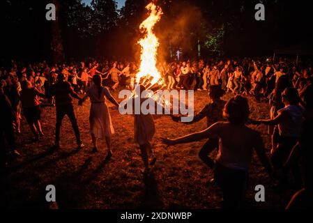 Die Menschen tanzen um das Lagerfeuer, während sie den Johannisfeiertag und die Sommersonnenwende in Vilnius feiern. Jonin?s, auch bekannt als St. John's Day oder Rasos, ist ein traditionelles Mittsommerfest, das in Litauen gefeiert wird. Es findet um die Sommersonnenwende statt, typischerweise in der Nacht vom 23. Auf den 24. Juni. Das fest ist tief in heidnischen Traditionen verwurzelt und ist eines der bedeutendsten und beliebtesten Feierlichkeiten in Litauen. Stockfoto