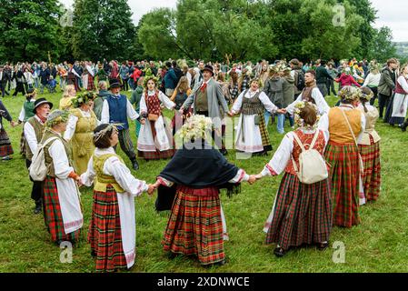 Menschen in traditioneller litauischer Kleidung tanzen während sie den Johannisfeiertag und die Sommersonnenwende in der kleinen Stadt Kernave, etwa 40 km von Vilnius entfernt, feiern. Jonin?s, auch bekannt als St. John's Day oder Rasos, ist ein traditionelles Mittsommerfest, das in Litauen gefeiert wird. Es findet um die Sommersonnenwende statt, typischerweise in der Nacht vom 23. Auf den 24. Juni. Das fest ist tief in heidnischen Traditionen verwurzelt und ist eines der bedeutendsten und beliebtesten Feierlichkeiten in Litauen. (Foto: Yauhen Yerchak/SOPA Images/SIPA USA) Stockfoto