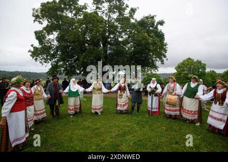 Menschen in traditioneller litauischer Kleidung tanzen während sie den Johannisfeiertag und die Sommersonnenwende in der kleinen Stadt Kernave, etwa 40 km von Vilnius entfernt, feiern. Jonin?s, auch bekannt als St. John's Day oder Rasos, ist ein traditionelles Mittsommerfest, das in Litauen gefeiert wird. Es findet um die Sommersonnenwende statt, typischerweise in der Nacht vom 23. Auf den 24. Juni. Das fest ist tief in heidnischen Traditionen verwurzelt und ist eines der bedeutendsten und beliebtesten Feierlichkeiten in Litauen. (Foto: Yauhen Yerchak/SOPA Images/SIPA USA) Stockfoto