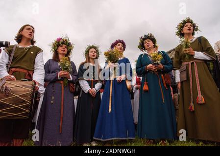 In traditioneller litauischer Kleidung singen Menschen bei der Feier des Johannisfeiertags und der Sommersonnenwende in der kleinen Stadt Kernave, etwa 40 km von Vilnius entfernt. Jonin?s, auch bekannt als St. John's Day oder Rasos, ist ein traditionelles Mittsommerfest, das in Litauen gefeiert wird. Es findet um die Sommersonnenwende statt, typischerweise in der Nacht vom 23. Auf den 24. Juni. Das fest ist tief in heidnischen Traditionen verwurzelt und ist eines der bedeutendsten und beliebtesten Feierlichkeiten in Litauen. (Foto: Yauhen Yerchak/SOPA Images/SIPA USA) Stockfoto