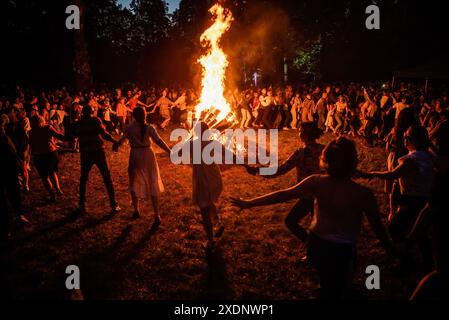 Vilnius, Litauen. Juni 2024. Die Menschen tanzen um das Lagerfeuer, während sie den Johannisfeiertag und die Sommersonnenwende in Vilnius feiern. Jonin?s, auch bekannt als St. John's Day oder Rasos, ist ein traditionelles Mittsommerfest, das in Litauen gefeiert wird. Es findet um die Sommersonnenwende statt, typischerweise in der Nacht vom 23. Auf den 24. Juni. Das fest ist tief in heidnischen Traditionen verwurzelt und ist eines der bedeutendsten und beliebtesten Feierlichkeiten in Litauen. (Credit Image: © Yauhen Yerchak/SOPA Images via ZUMA Press Wire) NUR REDAKTIONELLE VERWENDUNG! Nicht für kommerzielle ZWECKE! Stockfoto