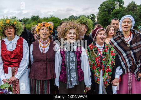 8. Juni 2024, Kernave, Litauen: In traditioneller litauischer Kleidung gekleidete Menschen singen Lied, während sie den Johannisfeiertag und die Sommersonnenwende in der kleinen Stadt Kernave feiern, etwa 40 km von Vilnius entfernt. Jonin?s, auch bekannt als St. John's Day oder Rasos, ist ein traditionelles Mittsommerfest, das in Litauen gefeiert wird. Es findet um die Sommersonnenwende statt, typischerweise in der Nacht vom 23. Auf den 24. Juni. Das fest ist tief in heidnischen Traditionen verwurzelt und ist eines der bedeutendsten und beliebtesten Feierlichkeiten in Litauen. (Credit Image: © Yauhen Yerchak/SOPA Images via ZUMA Press Wire) EDITORIAL USA Stockfoto