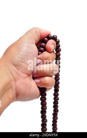 Nahaufnahme der Hände, die Gebetskegeln auf weißem Hintergrund halten Stockfoto