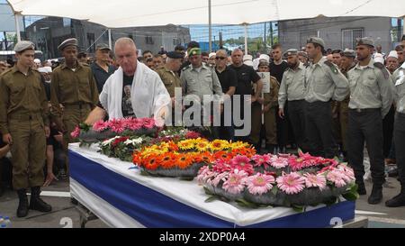 BEIT JAAN, ISRAEL – 16. JUNI: Familienmitglieder legen Kränze auf die Fahnenschatulle des gefallenen IDF-Soldaten und eines Mitglieds der israelischen Drusengemeinschaft Captain Wassem Mahmoud, der bei seiner Beerdigung am 16. Juni 2024 in Beit Jann, Israel, in der Nähe der Stadt Rafah im Süden des Gazastreifens getötet wurde. Captain Wassem Mahmoud, 23, aus Beit Jaan, war einer von acht israelischen Soldaten, die gestern bei der Explosion eines gepanzerten Personalträgers in Rafah im südlichen Gazastreifen getötet wurden. Stockfoto