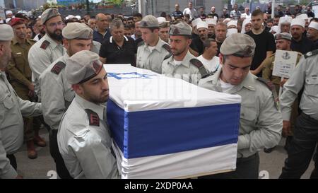 BEIT JAAN, ISRAEL – 16. JUNI: Israelische Soldaten tragen den mit Fahnen überzogenen Sarg des gefallenen IDF-Soldaten und eines Mitglieds der israelischen Drusengemeinschaft Captain Wassem Mahmoud, der bei seiner Beerdigung am 16. Juni 2024 in Beit Jann, Israel, in der Nähe der Stadt Rafah im Süden des Gazastreifens getötet wurde. Captain Wassem Mahmoud, 23, aus Beit Jaan, war einer von acht israelischen Soldaten, die gestern bei der Explosion eines gepanzerten Personalträgers in Rafah im südlichen Gazastreifen getötet wurden. Stockfoto