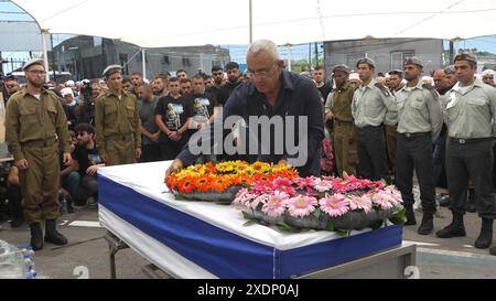 BEIT JAAN, ISRAEL – 16. JUNI: Familienmitglieder legen Kränze auf die Fahnenschatulle des gefallenen IDF-Soldaten und eines Mitglieds der israelischen Drusengemeinschaft Captain Wassem Mahmoud, der bei seiner Beerdigung am 16. Juni 2024 in Beit Jann, Israel, in der Nähe der Stadt Rafah im Süden des Gazastreifens getötet wurde. Captain Wassem Mahmoud, 23, aus Beit Jaan, war einer von acht israelischen Soldaten, die gestern bei der Explosion eines gepanzerten Personalträgers in Rafah im südlichen Gazastreifen getötet wurden. Stockfoto