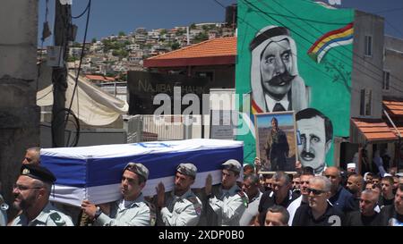 BEIT JAAN, ISRAEL – 16. JUNI: Israelische Soldaten tragen den mit Fahnen überzogenen Sarg des gefallenen IDF-Soldaten und eines Mitglieds der israelischen Drusengemeinschaft Captain Wassem Mahmoud, der bei seiner Beerdigung am 16. Juni 2024 in Beit Jann, Israel, in der Nähe der Stadt Rafah im Süden des Gazastreifens getötet wurde. Captain Wassem Mahmoud, 23, aus Beit Jaan, war einer von acht israelischen Soldaten, die gestern bei der Explosion eines gepanzerten Personalträgers in Rafah im südlichen Gazastreifen getötet wurden. Stockfoto