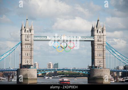 Tower Bridge mit olympischem Symbol, City of London, London, Großbritannien Stockfoto