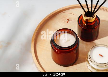 Duftkerzen und Reed Diffusor auf einem Holztablett Stockfoto