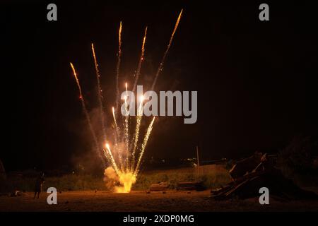 Barcelona, Spanien. Juni 2024. Die Nacht des Heiligen Johannes wird in allen katalanisch sprechenden Gebieten als Feier des Sommerbeginns mit großen Lagerfeuern, Feuerwerken und einem guten Abendessen gefeiert. La noche de San Juan se celebra en todos los territorios de habla catalana como una celebraci-n de la entrada del verano, celebrando con grandes hogueras, Petardos y una buena cena. News CRONACA -Barcelona, Spanien sonntag, 23. juni 2024 (Foto: Eric Renom/LaPresse) Credit: LaPresse/Alamy Live News Stockfoto