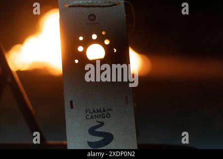 Barcelona, Spanien. Juni 2024. Die Nacht des Heiligen Johannes wird in allen katalanisch sprechenden Gebieten als Feier des Sommerbeginns mit großen Lagerfeuern, Feuerwerken und einem guten Abendessen gefeiert. La noche de San Juan se celebra en todos los territorios de habla catalana como una celebraci-n de la entrada del verano, celebrando con grandes hogueras, Petardos y una buena cena. News CRONACA -Barcelona, Spanien sonntag, 23. juni 2024 (Foto: Eric Renom/LaPresse) Credit: LaPresse/Alamy Live News Stockfoto