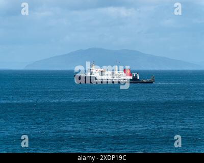 Die Caledonian MacBrayne Ferry „Hebridean Isles“ nähert sich im Juni von Islay aus auf der Insel Colonsay, Schottland, Großbritannien Stockfoto