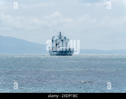 Royal Fleet Auxiliary RFA Tidesurge ein Nachfülltanker der Tide-Klasse, der im Juni 2024 vor der Küste von Colonsay ankerte Stockfoto