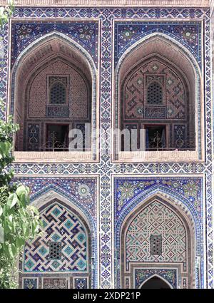 Berühmtes Wahrzeichen - Ulugh Beg Madrasah auf dem Registan-Platz, Samarkand, Usbekistan. Bögen mit Fliesenverzierungen im Innenhof von Ulugh Beg Madrasa Stockfoto