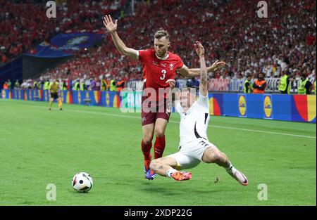 Frankfurt, Deutschland. Juni 2024. David Raum (R) aus Deutschland streitet mit Silvan Widmer aus der Schweiz während des Gruppenspiels der UEFA Euro 2024 in Frankfurt am 23. Juni 2024. Quelle: Bai Xuefei/Xinhua/Alamy Live News Stockfoto