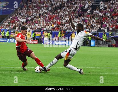 Frankfurt, Deutschland. Juni 2024. Antonio Rudiger (R) streitet mit Fabian Rieder aus der Schweiz während des UEFA Euro 2024 Gruppenspiels zwischen Deutschland und der Schweiz in Frankfurt am 23. Juni 2024. Quelle: Zhang Fan/Xinhua/Alamy Live News Stockfoto