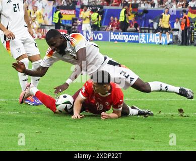 Frankfurt, Deutschland. Juni 2024. Antonio Rudiger (TOP) aus Deutschland streitet mit Fabian Rieder aus der Schweiz während des Gruppenspiels der UEFA Euro 2024 in Frankfurt am 23. Juni 2024. Quelle: Zhang Fan/Xinhua/Alamy Live News Stockfoto