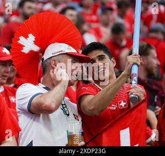 Frankfurt, Deutschland. Juni 2024. Die Fans der Schweiz reagieren vor dem Spiel der UEFA Euro 2024 Gruppe A zwischen Deutschland und der Schweiz in Frankfurt am 23. Juni 2024. Quelle: Zhang Fan/Xinhua/Alamy Live News Stockfoto