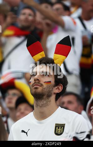Frankfurt, Deutschland. Juni 2024. Ein deutscher Fan ist vor dem Spiel der UEFA Euro 2024 Gruppe A zwischen Deutschland und der Schweiz am 23. Juni 2024 in Frankfurt zu sehen. Quelle: Zhang Fan/Xinhua/Alamy Live News Stockfoto
