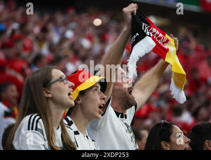 Frankfurt, Deutschland. Juni 2024. Fans von Deutschland jubeln vor dem Spiel der UEFA Euro 2024 Group A zwischen Deutschland und der Schweiz in Frankfurt am 23. Juni 2024 an. Quelle: Zhang Fan/Xinhua/Alamy Live News Stockfoto