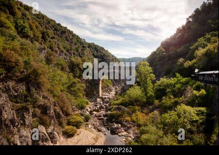 Brücke über die Doux-Schlucht, Scenic Railway, Chemin de Fer du Vivarais, Ardeche, Frankreich Stockfoto