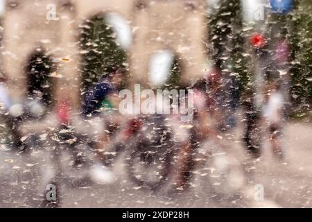 Saharastaub auf der Autoscheibe, Blick auf das Siegestor, München, Juni 2024 Deutschland, München, Juni 2024, Sahara-Staub in München, Blick auf das Siegestor, gesehen durch eine vom gelben Sahara-Staub verschmutzte Autoscheibe, feinster Wüstensand, Staubwolken, Sand, Sahara-Staubwolken, Saharastaub, Wetter, Klima, Sommer, Bayern, *** Sahara-Staub auf der Windschutzscheibe, Blick auf das Siegestor, München, Juni 2024 Deutschland, München, Juni 2024, Sahara-Staub in München, Blick auf den Siegestor, gesehen durch eine Autoscheibe mit gelbem Sahara-Staub, feinstem Wüstensand, Staubwolken, Sand, Sahara-Staub Stockfoto