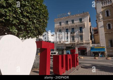 Tunis, Tunesien. Mai 2024. Ich liebe Tunesien Schild auf der Avenue Habib Bourguiba, der Hauptstraße der Innenstadt von Tunis, bekannt als Ville Nouvelle, im Zentrum von Tunis, Tunesien. Quelle: SOPA Images Limited/Alamy Live News Stockfoto