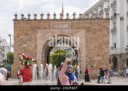 Tunis, Tunesien. Mai 2024. Bab el Bhar ein historisches Stadttor und Wahrzeichen, das die Medina von der modernen Stadt oder der Ville Nouvelle in Tunis, der Hauptstadt Tunesiens, trennt Stockfoto