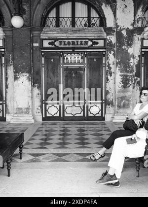 Venedig, Italien - 30. Juni 20220 Paare, die eine Pause vor dem berühmten florian Café auf der piazza san marco machen und die historische Architektur genießen Stockfoto