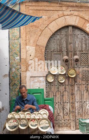 Tunis, Tunesien. Mai 2024. Ein lokaler tunesischer Handwerker arbeitet in der Medina, einem geschäftigen Markt, der bei Touristen und Einheimischen beliebt ist, die in Tunis, der Hauptstadt Tunesiens, einkaufen. Quelle: SOPA Images Limited/Alamy Live News Stockfoto