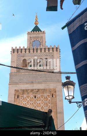 Tunis, Tunesien. Mai 2024. Architektonische Details des Minaretts der Al-Zaytuna Moschee, einer großen Moschee im Zentrum der Medina von Tunis, Teil des Weltkulturerbes Kasbah in der tunesischen Hauptstadt. Quelle: SOPA Images Limited/Alamy Live News Stockfoto