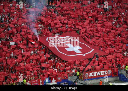 FRANKFURT AM MAIN, DEUTSCHLAND - 23. JUNI: Fans der Schweiz beim Gruppenspiel der UEFA EURO 2024 zwischen der Schweiz und Deutschland in der Frankfurt Arena am 23. Juni 2024 in Frankfurt am Main. © diebilderwelt / Alamy Stock Stockfoto