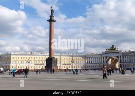 Sankt Petersburg, Russland - 9. April 2016: Gewöhnliche Menschen spazieren auf dem Palastplatz in der Nähe der Alexandersäule, entworfen von Auguste de Montferrand Stockfoto