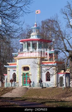 Sankt Petersburg, Russland - 10. März 2014: Die knarzende Pagode, auch bekannt als Chinesisches Sommerhaus, wurde in der Nähe des Chinesischen Dorfes errichtet Stockfoto