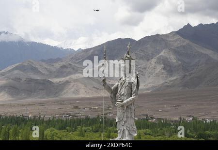 Leh, Ladakh, Indien. Juni 2024. Ein Hubschrauber fliegt über die Shakyamuni Buddha Statue in der Nähe des Shey Palace in Leh, Ladakh, Indien. (Kreditbild: © Basit Zargar/ZUMA Press Wire) NUR REDAKTIONELLE VERWENDUNG! Nicht für kommerzielle ZWECKE! Stockfoto