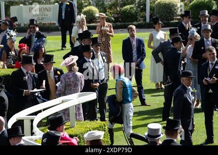 Ascot, Großbritannien. Juni 2024. Horse Haatem, geritten von Jockey James Doyle, gewann die Jersey Stakes als Ascot Racecourse in Berkshire am fünften Tag von Royal Ascot. Besitzer Wathnan Racing, Trainer Richard Hannon, Züchter Hyde Park Stud Kredit: Maureen McLean/Alamy Stockfoto