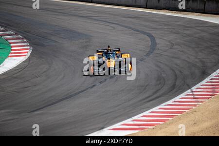22. Juni 2024 Monterey, CA, USA Arrow McLaren SP-Fahrer Pato O'Ward aus Mexiko (5) fährt während des Firestone Grand Prix von Monterey IndyCar Practice 2 auf dem WeatherTech Raceway Laguna Seca Monterey, CA Thurman James/CSM durch den Korkenzieher Stockfoto