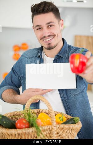 Mann mit Pfeffer und leerem Schild Stockfoto