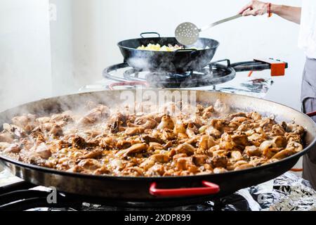 Kochen von Hühnchen und Kartoffeln mit Gaskanister und Paella Stockfoto