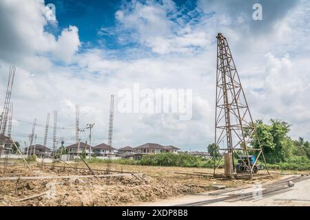 Pfahlfahrer auf der Baustelle des Hauses Stockfoto