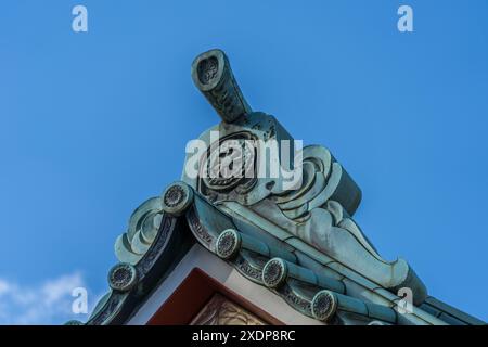 Tokio, Japan. 24. August 2023: Tokudaiji-Tempel. Das Dachdetail in der Haupthalle Toribusuma wurde gewürdigt. Das Hotel befindet sich im Stadtteil Ueno. Stockfoto