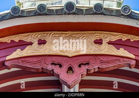 Tokio, Japan. 24. August 2023: Tokudaiji-Tempel. Honden Haupthalle Kazarikanagu Metallverzierungen Dachdetail. Das Hotel befindet sich im Stadtteil Ueno. Stockfoto